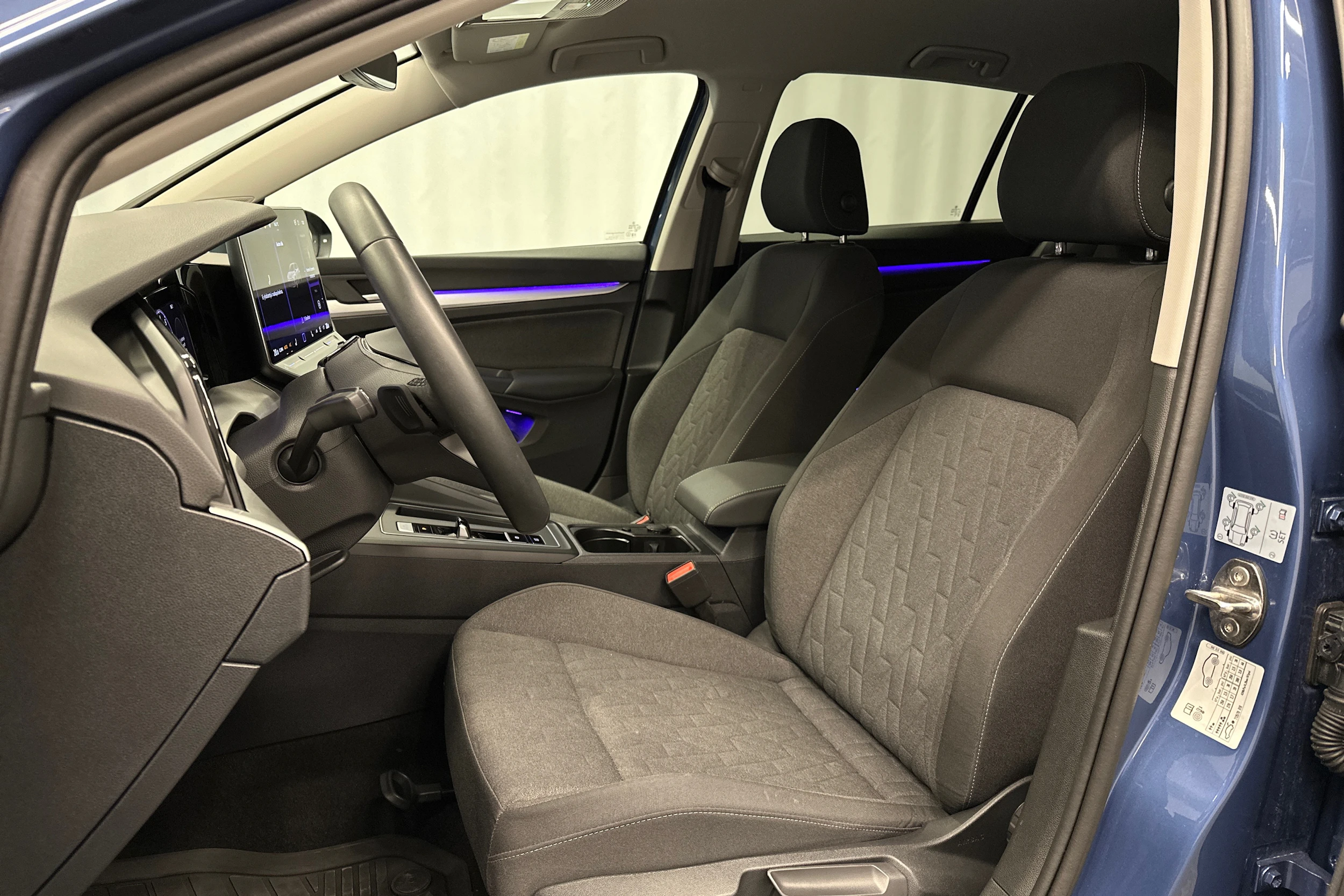 sininen Volkswagen Golf 2025 kuva 17.