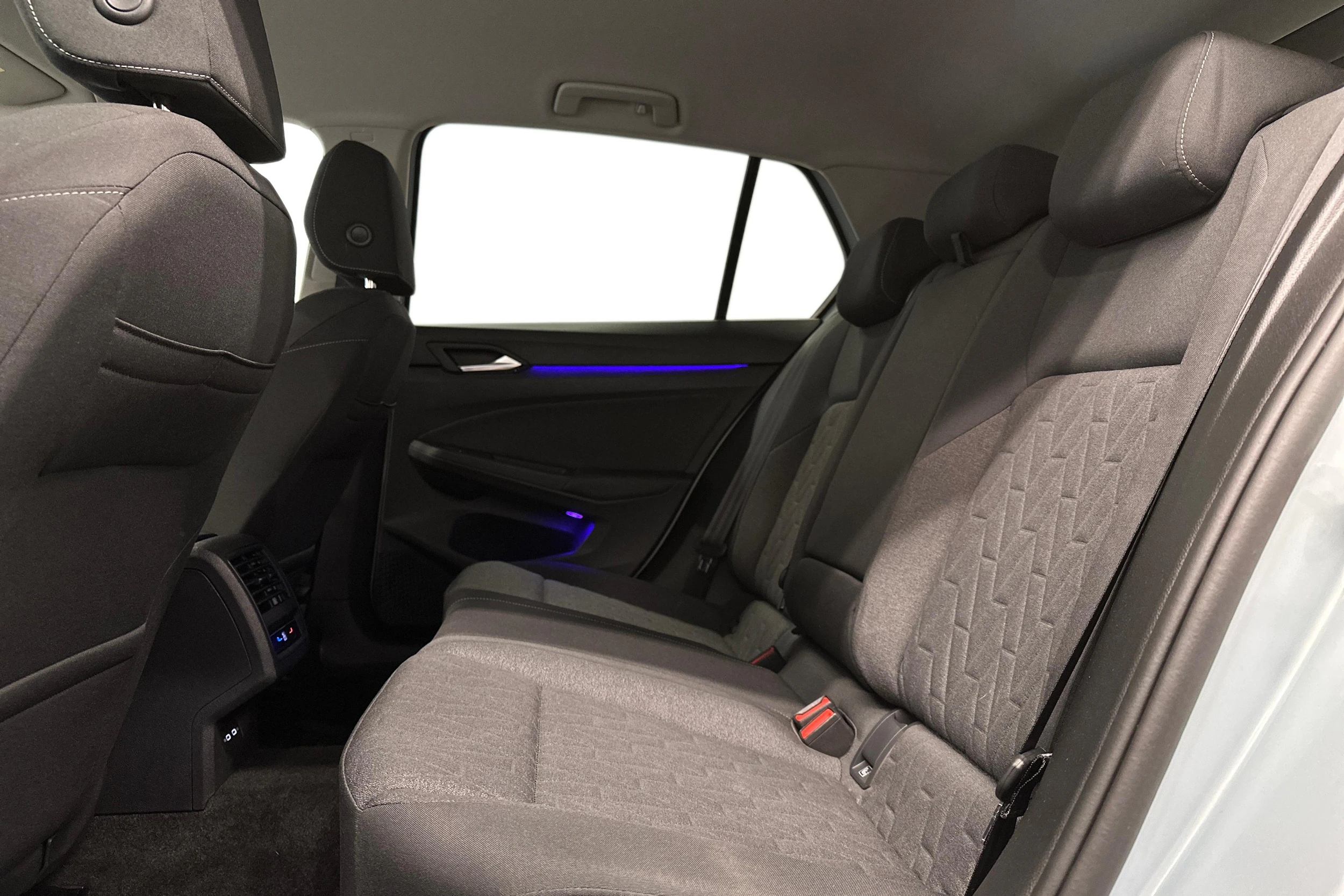 sininen Volkswagen Golf 2025 kuva 11.
