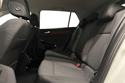 valkoinen Volkswagen Golf 2025 kuva 10.