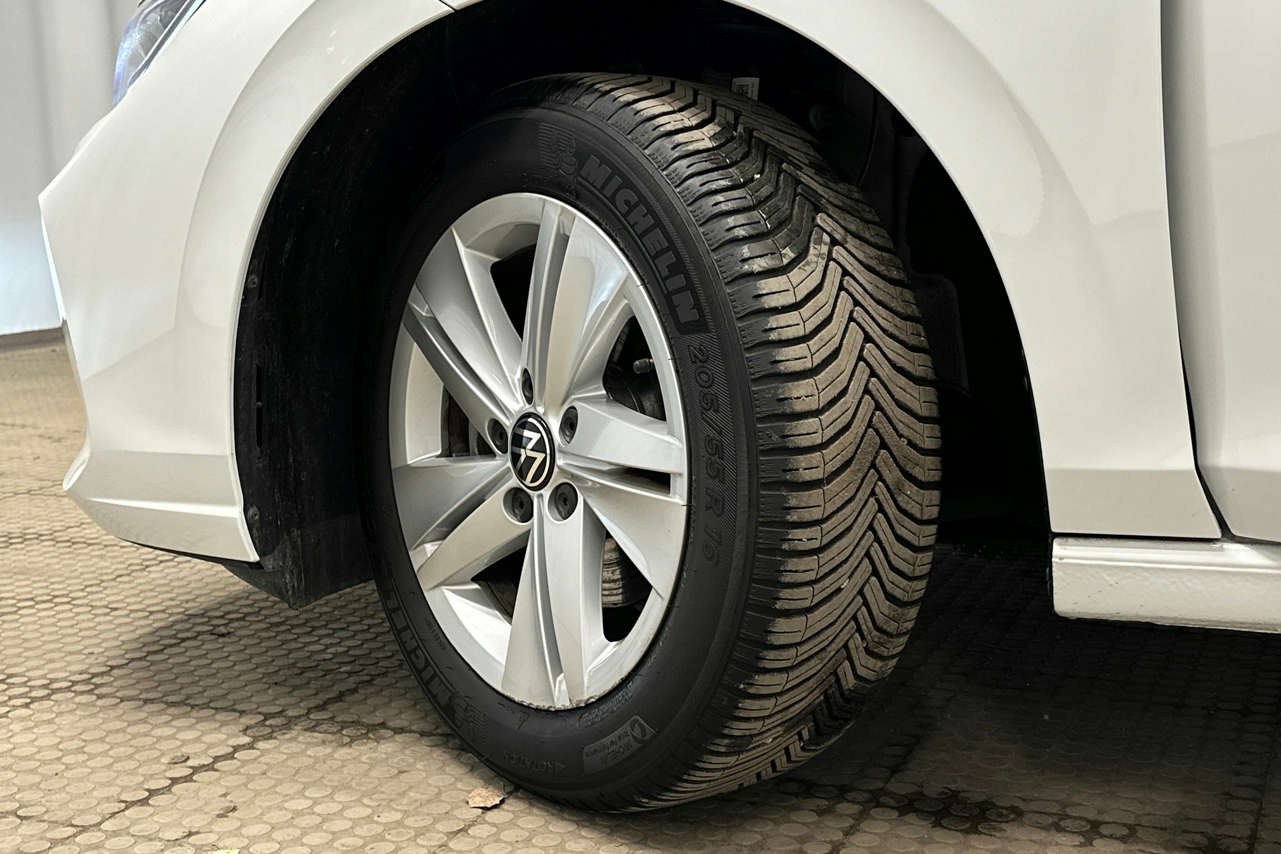 valkoinen Volkswagen Golf 2025 kuva 13.