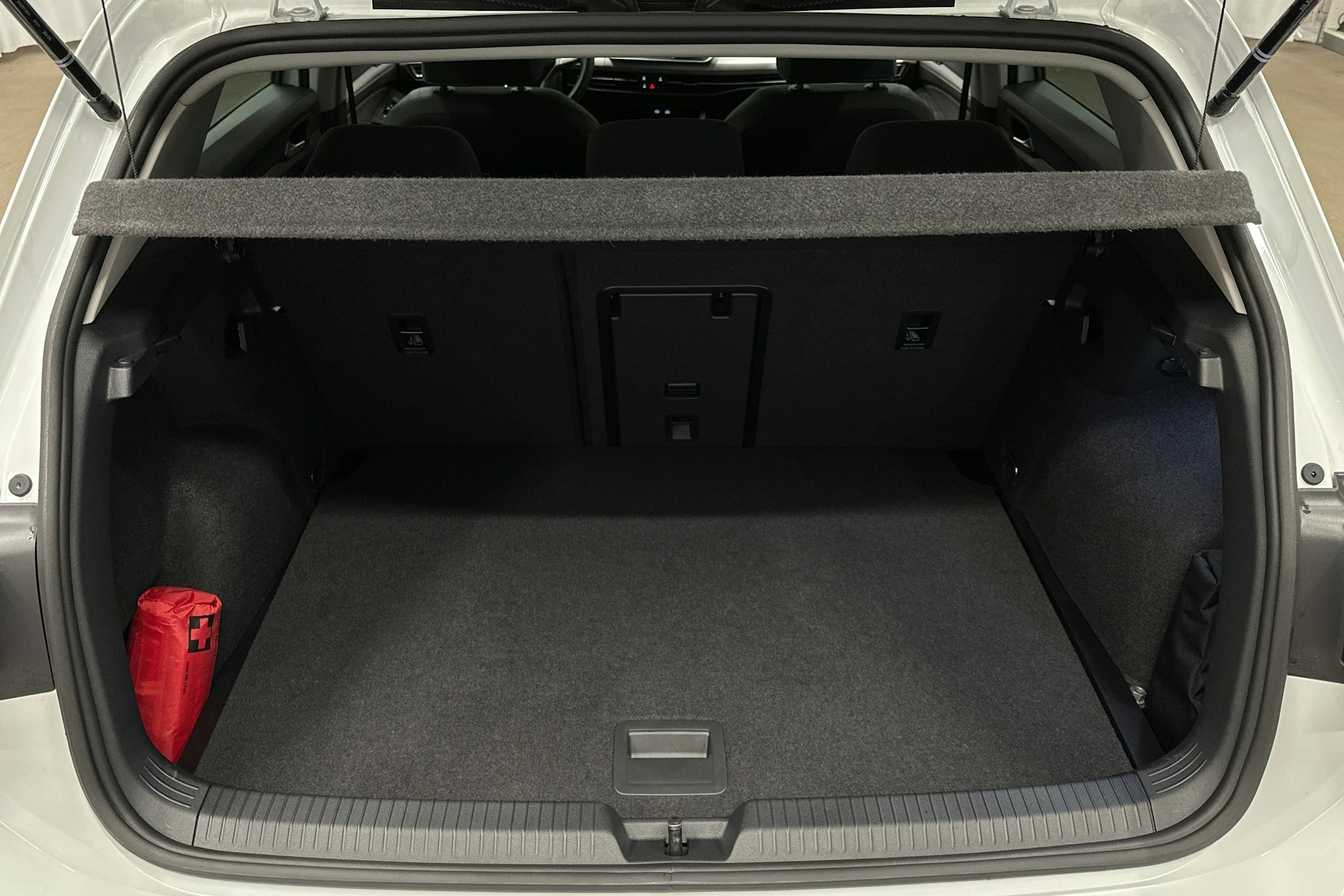 valkoinen Volkswagen Golf 2025 kuva 14.