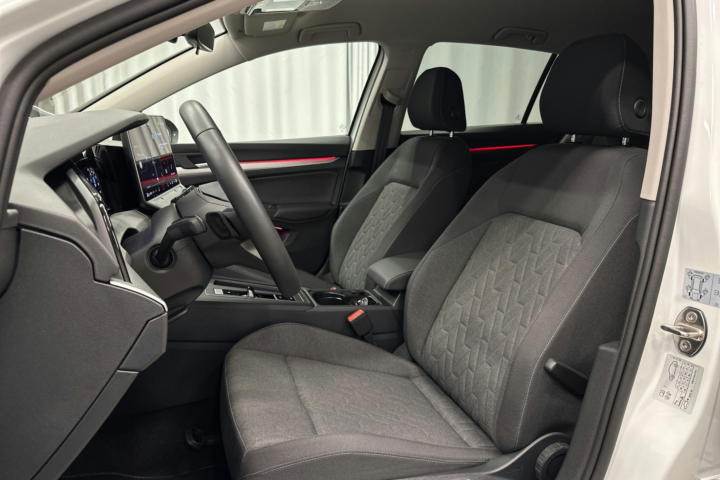 valkoinen Volkswagen Golf 2025 kuva 16.