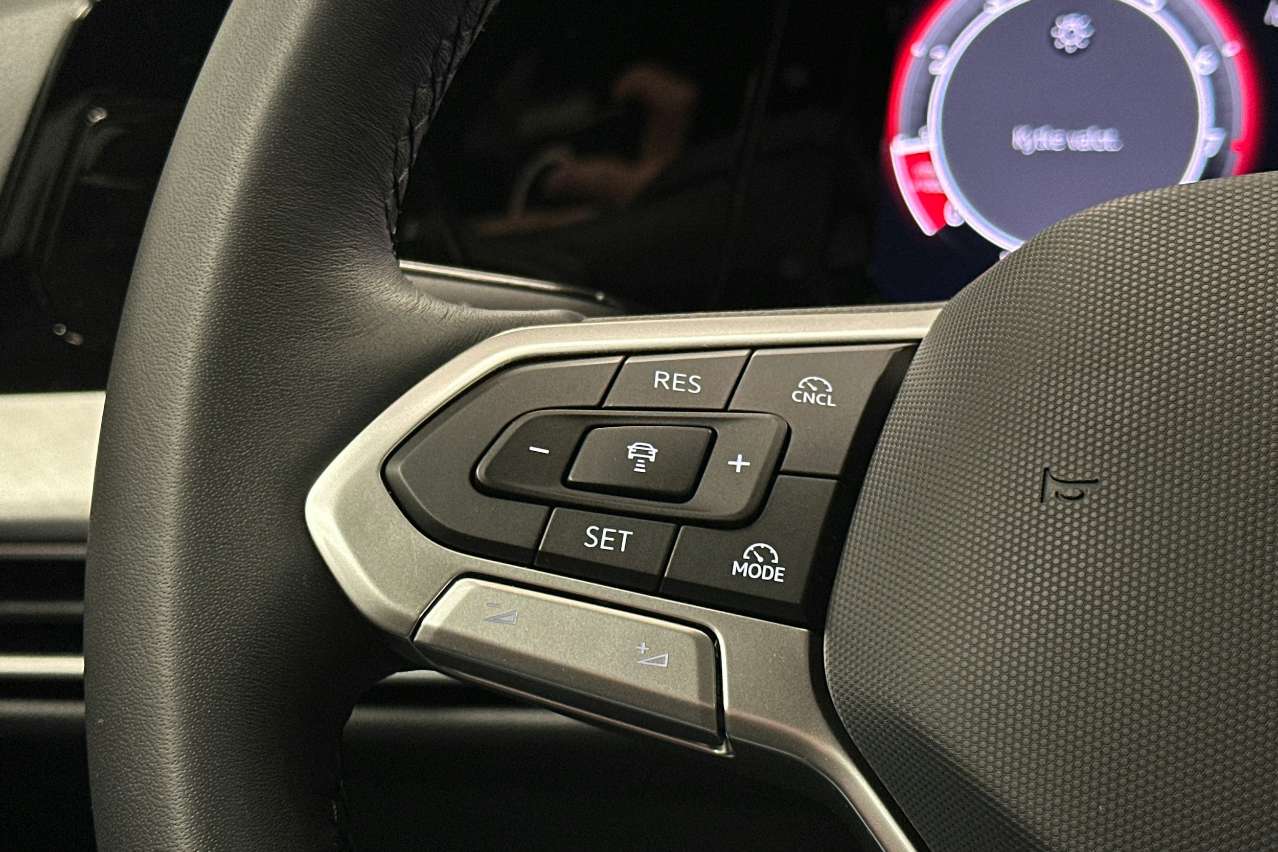 valkoinen Volkswagen Golf 2025 kuva 18.