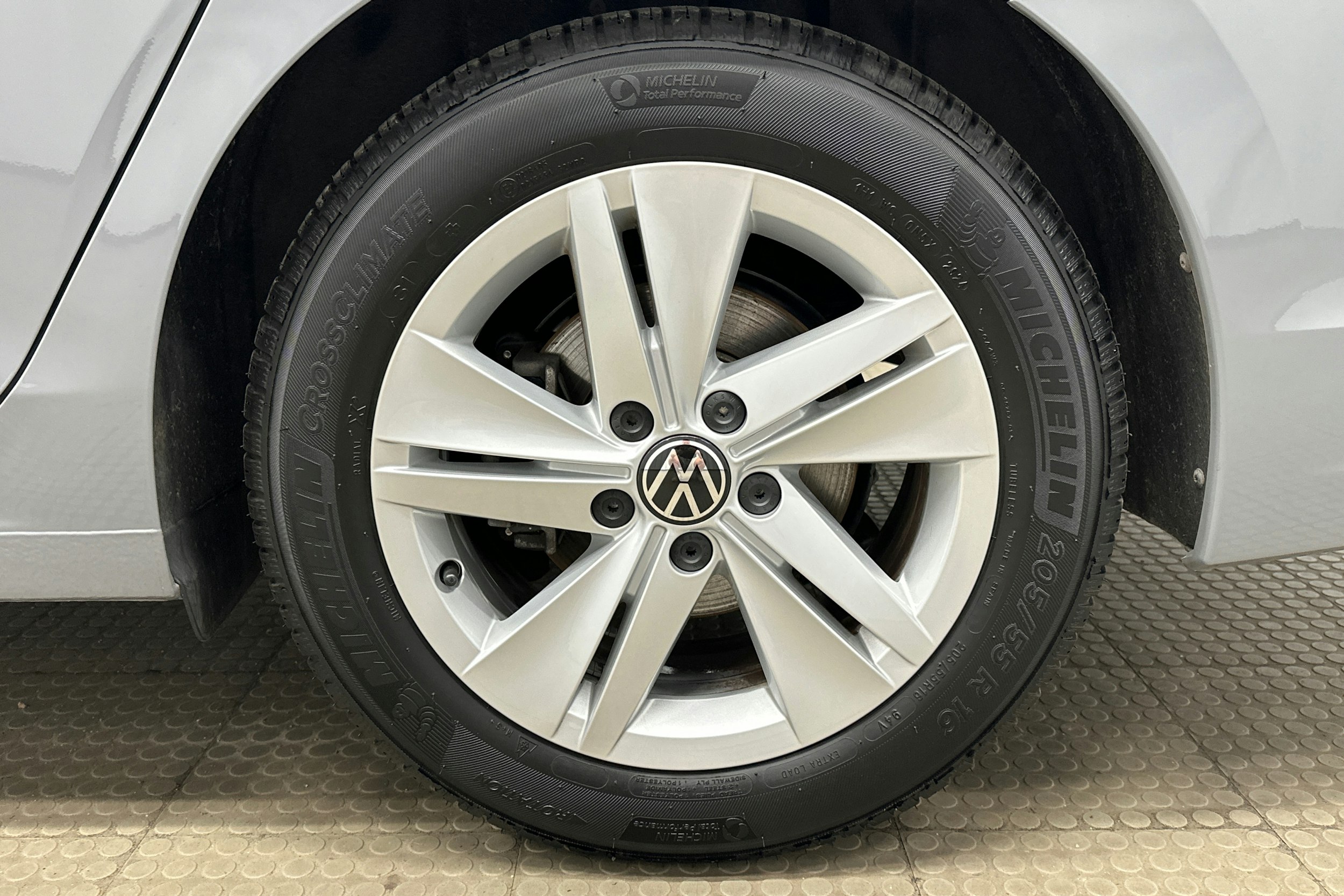 harmaa Volkswagen Golf 2025 kuva 13.