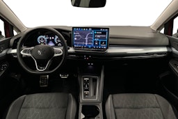 punainen Volkswagen Golf 2025 kuva 9.