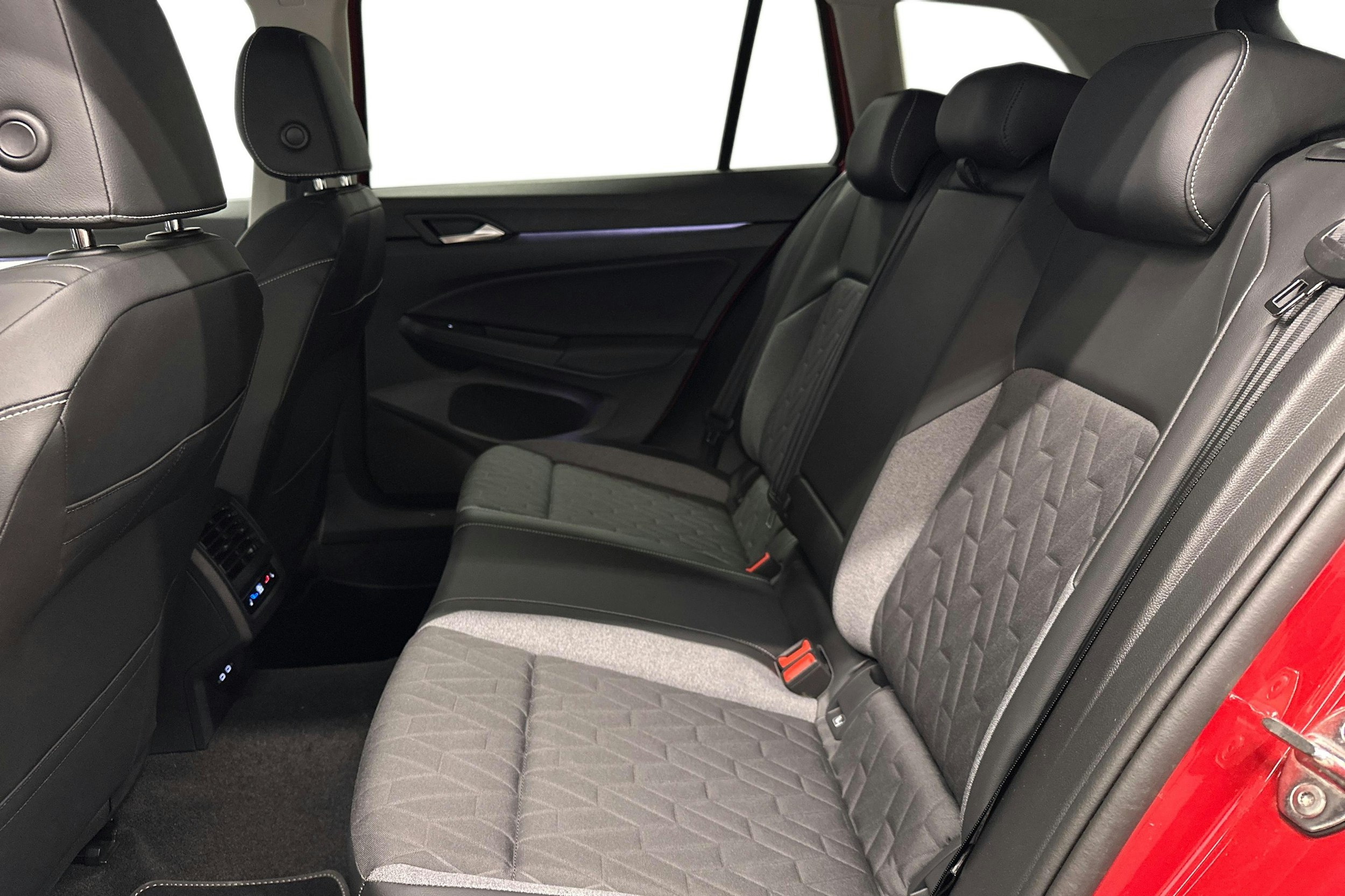 punainen Volkswagen Golf 2025 kuva 10.