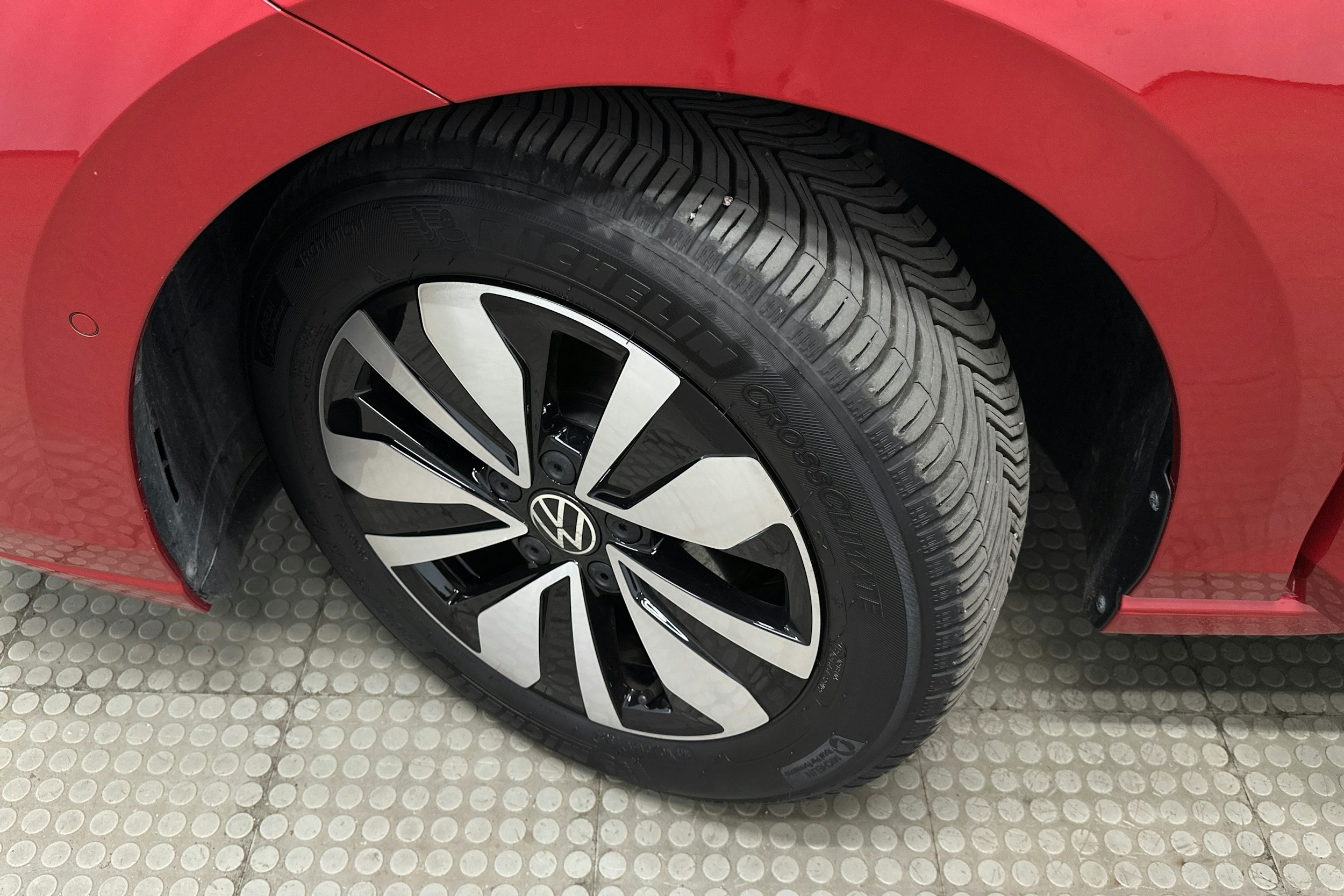 punainen Volkswagen Golf 2025 kuva 13.
