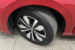 punainen Volkswagen Golf 2025 kuva 13.