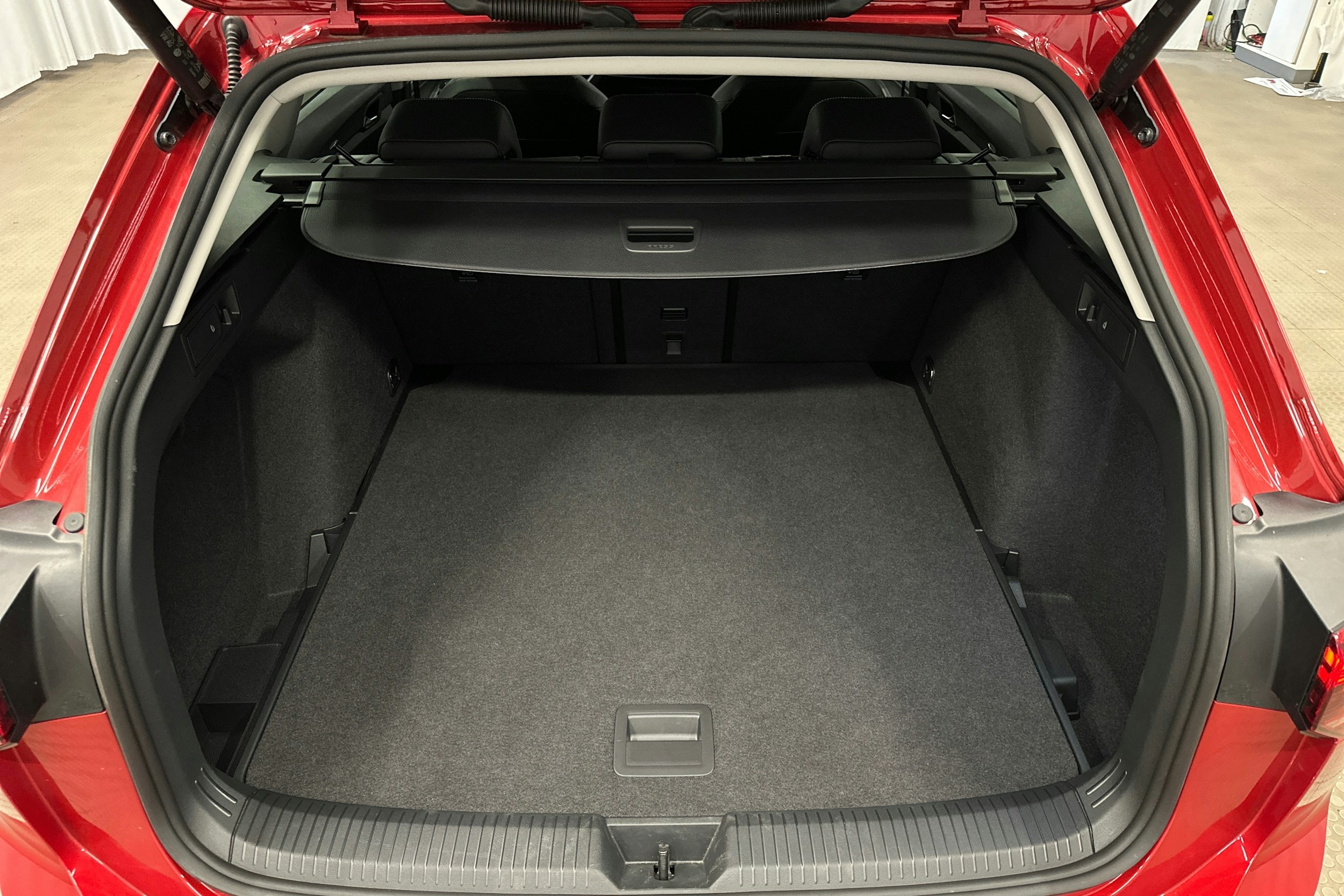 punainen Volkswagen Golf 2025 kuva 14.