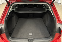 punainen Volkswagen Golf 2025 kuva 14.