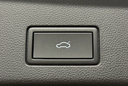 punainen Volkswagen Golf 2025 kuva 15.