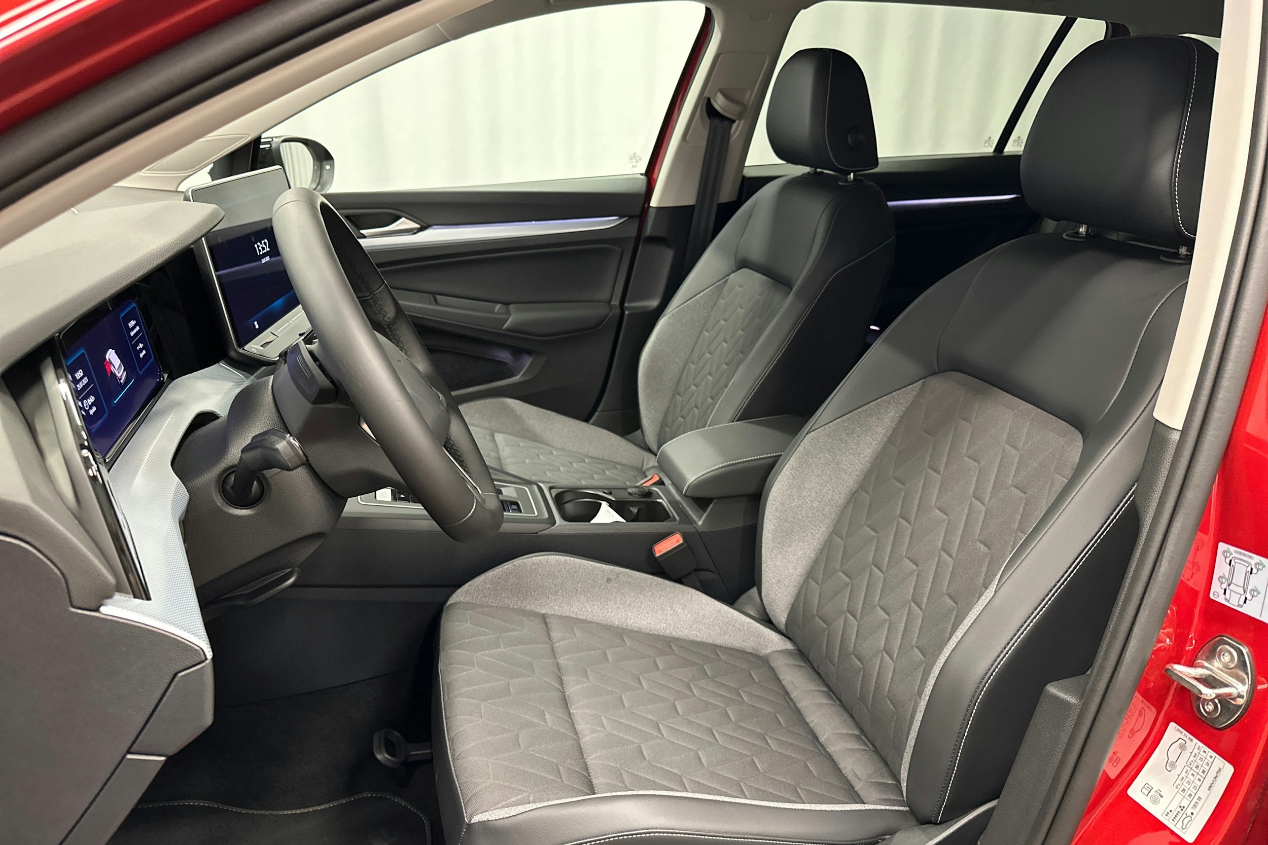 punainen Volkswagen Golf 2025 kuva 17.