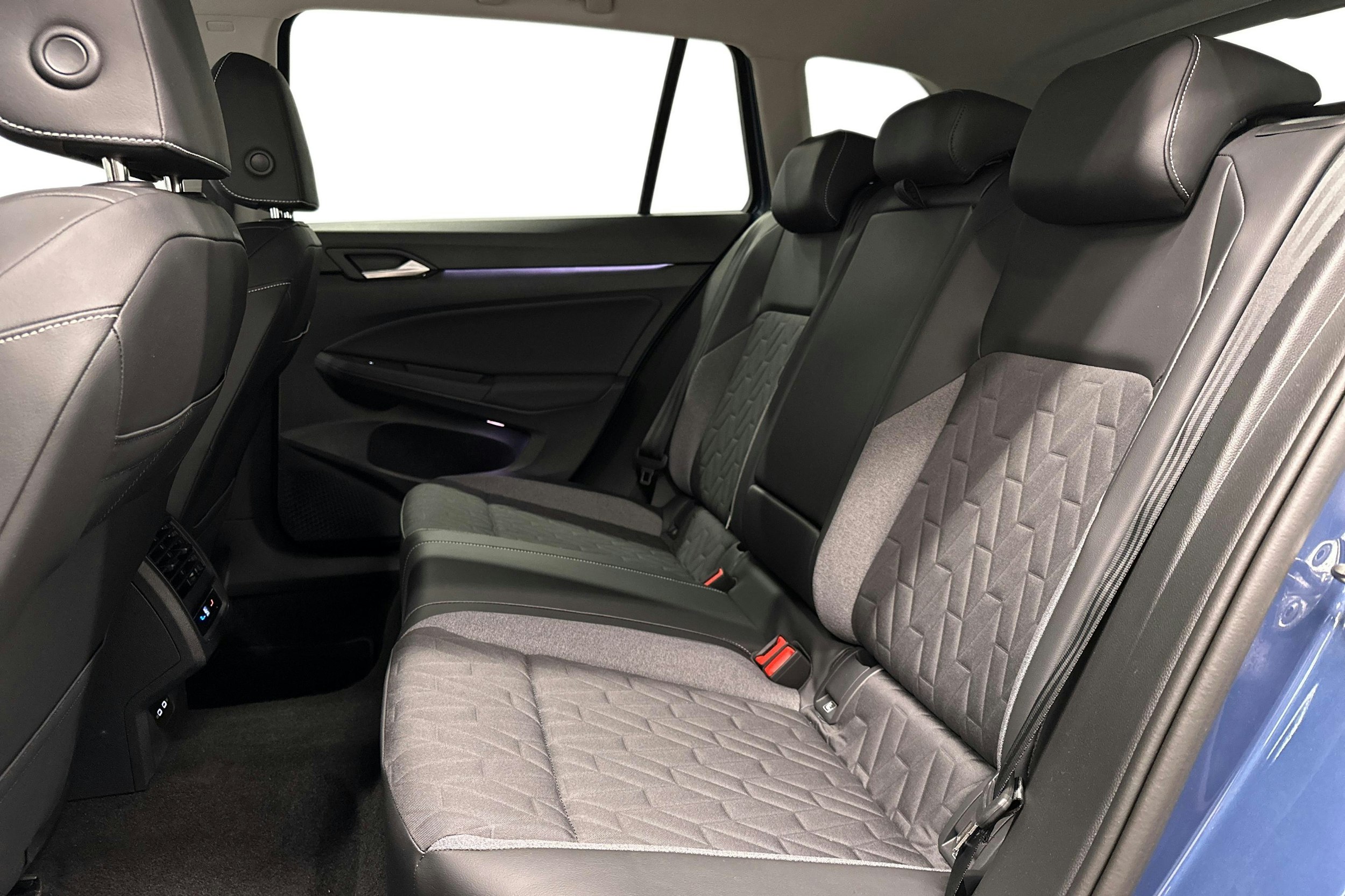sininen Volkswagen Golf 2025 kuva 10.