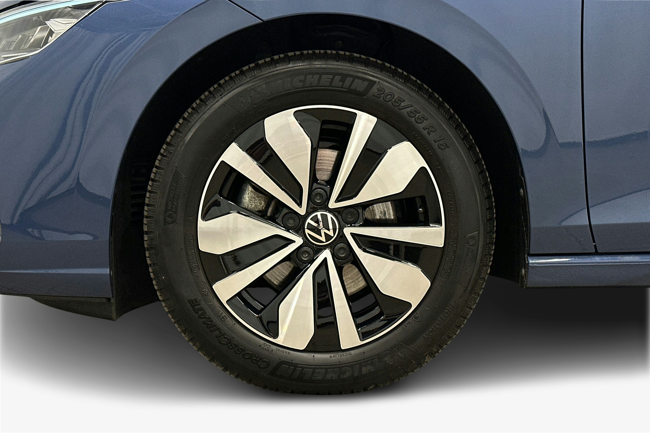 sininen Volkswagen Golf 2025 kuva 11.
