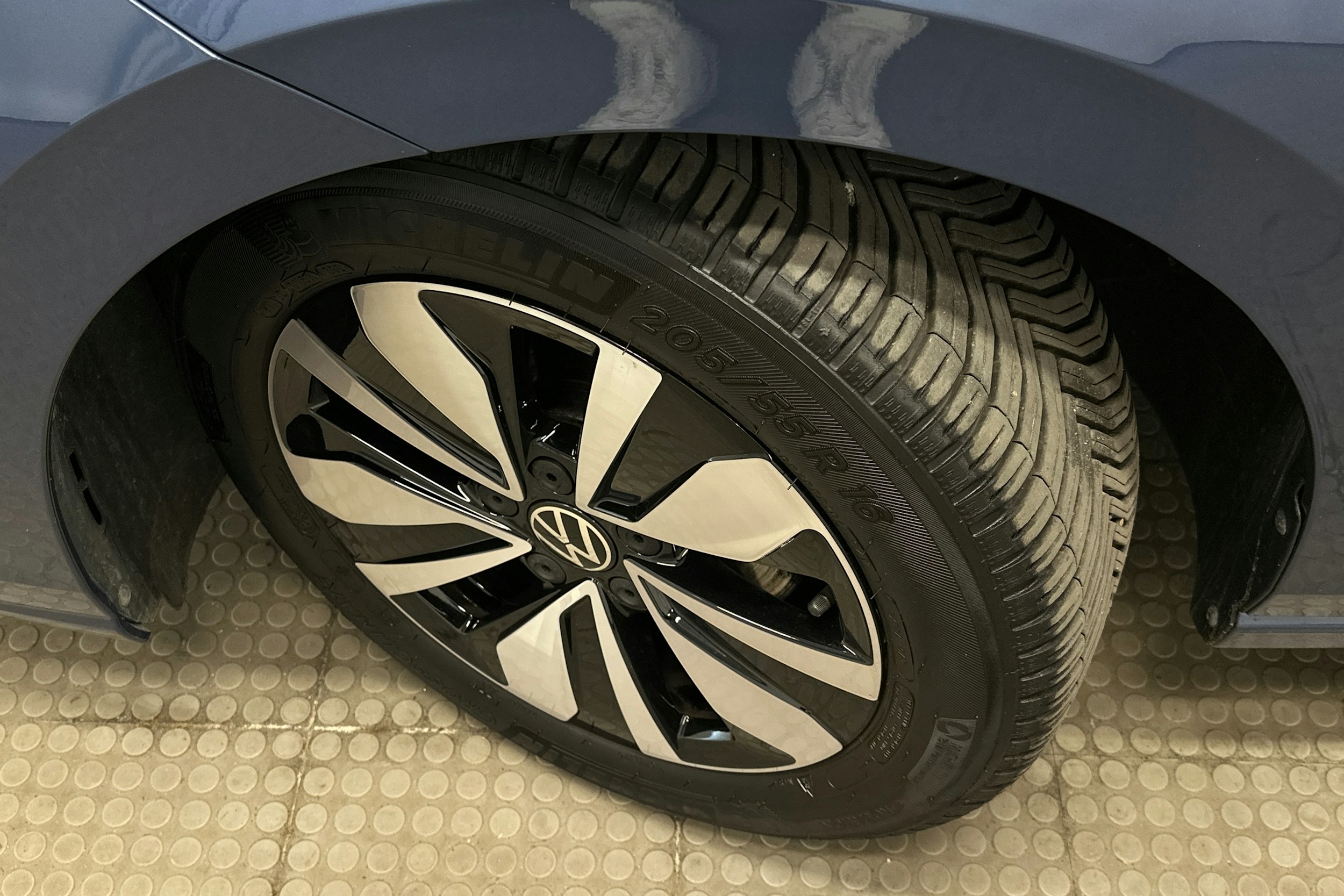 sininen Volkswagen Golf 2025 kuva 13.