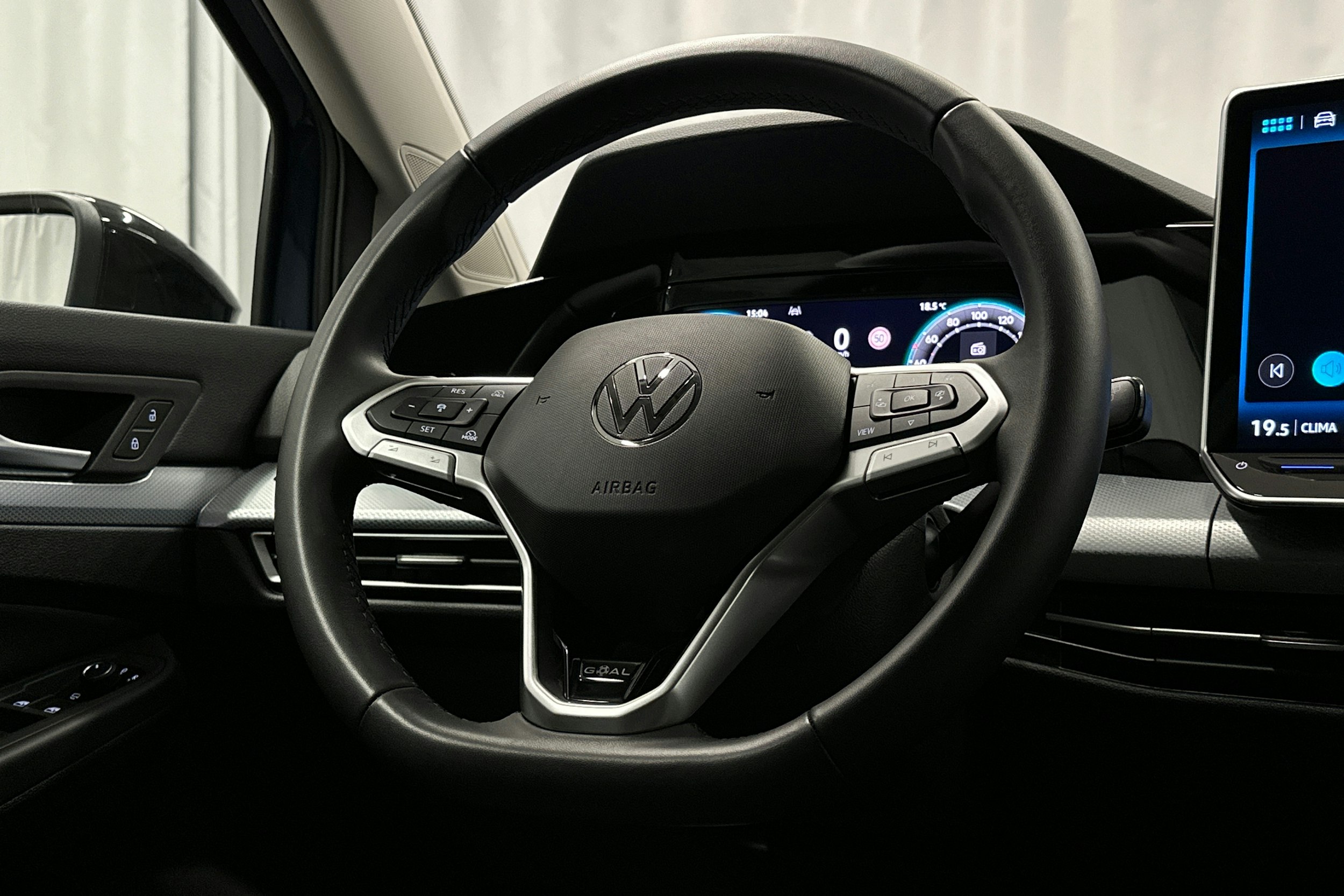 sininen Volkswagen Golf 2025 kuva 17.