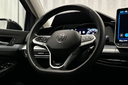 sininen Volkswagen Golf 2025 kuva 17.