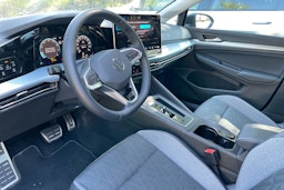 musta Volkswagen Golf 2025 kuva 3.