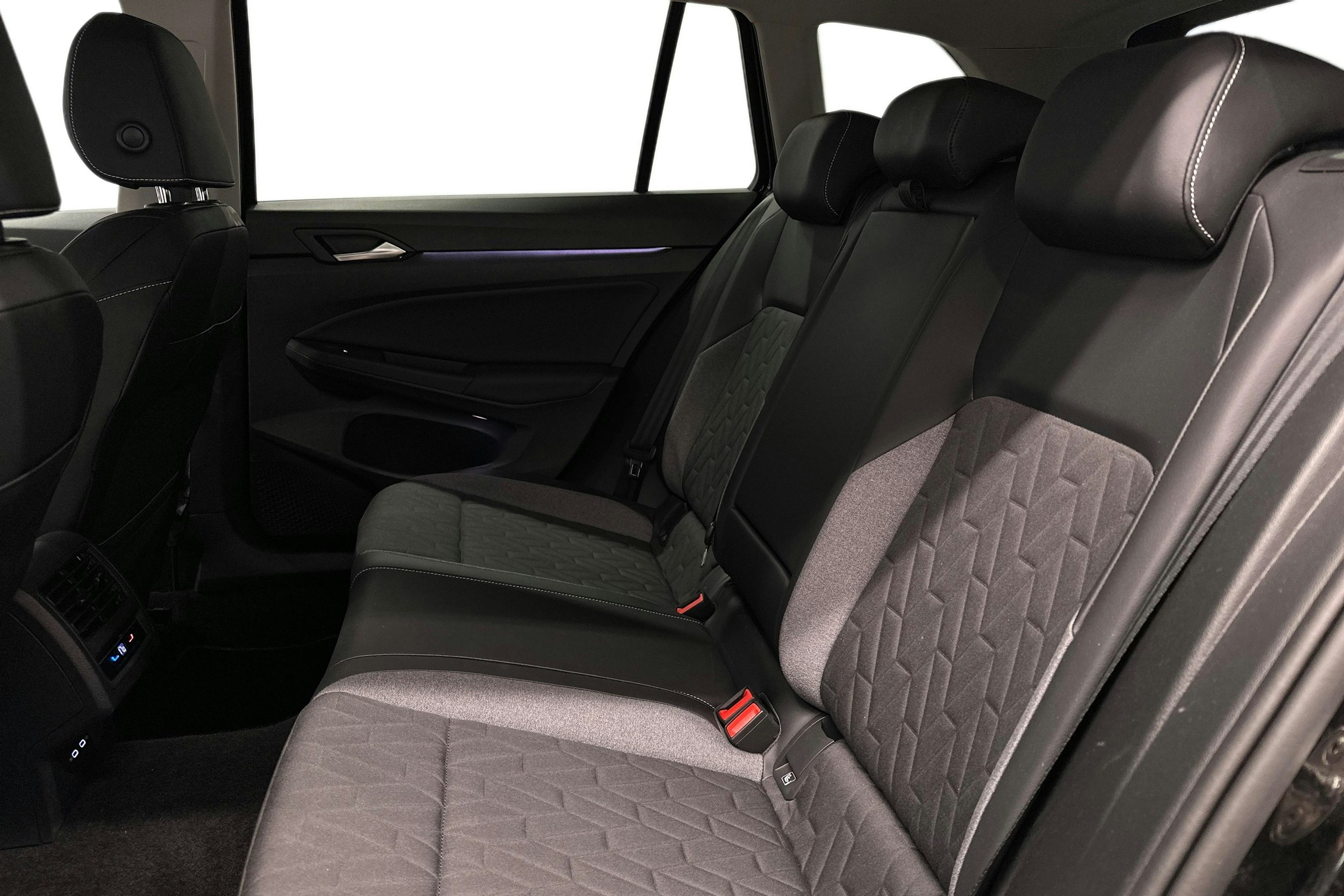 musta Volkswagen Golf 2025 kuva 10.