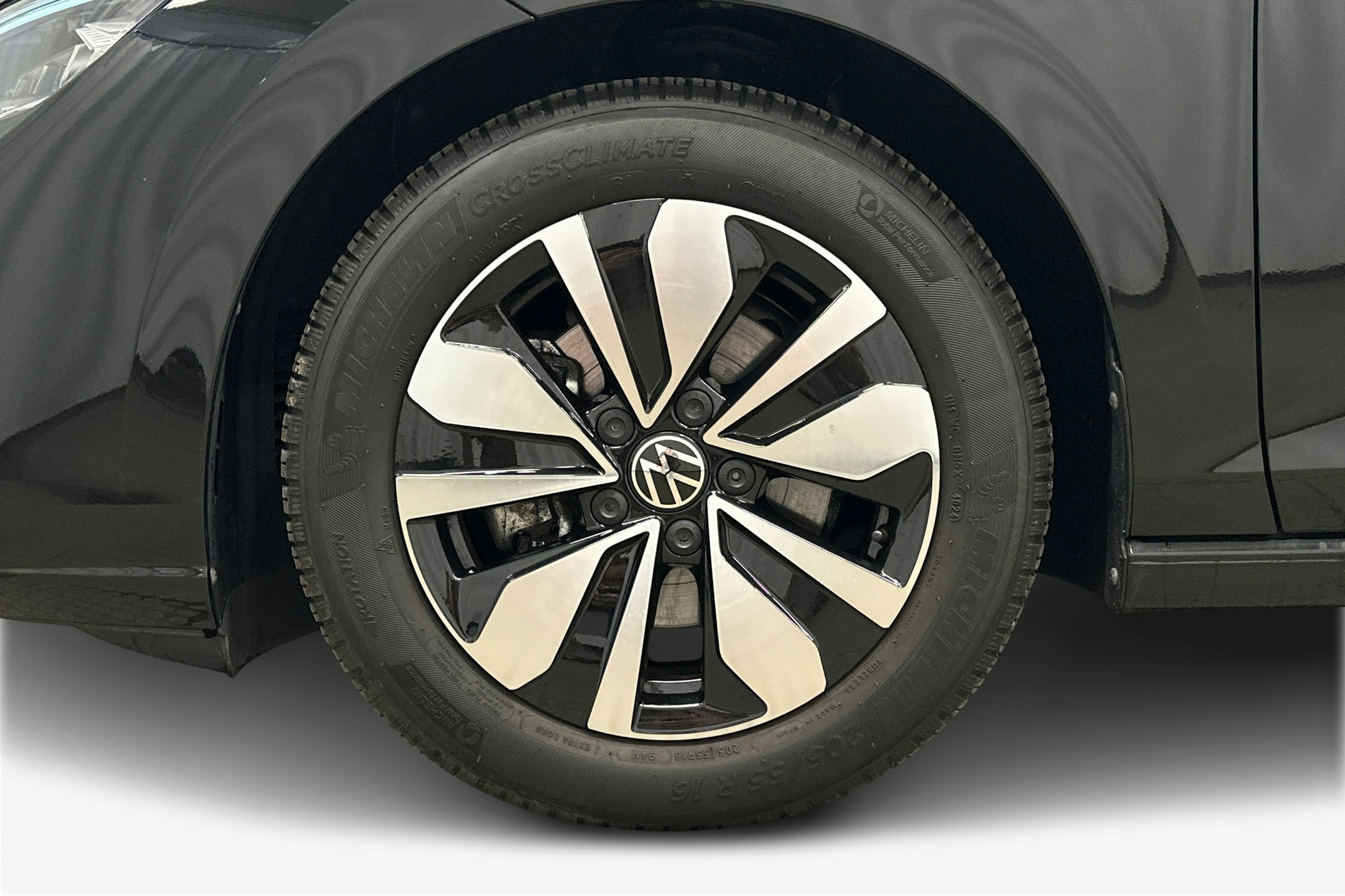 musta Volkswagen Golf 2025 kuva 11.