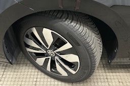 musta Volkswagen Golf 2025 kuva 13.