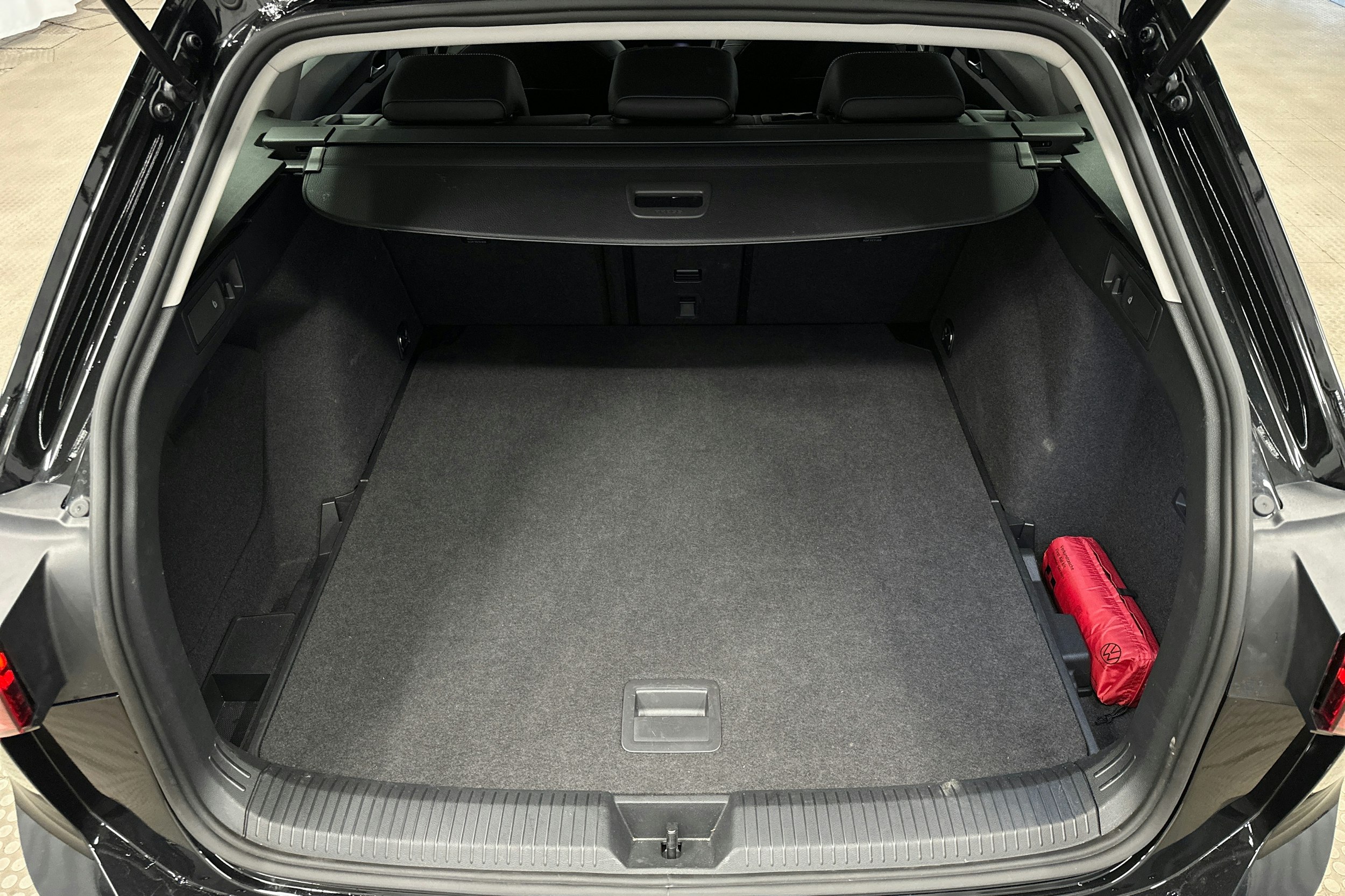 musta Volkswagen Golf 2025 kuva 14.