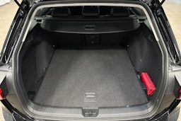 musta Volkswagen Golf 2025 kuva 14.