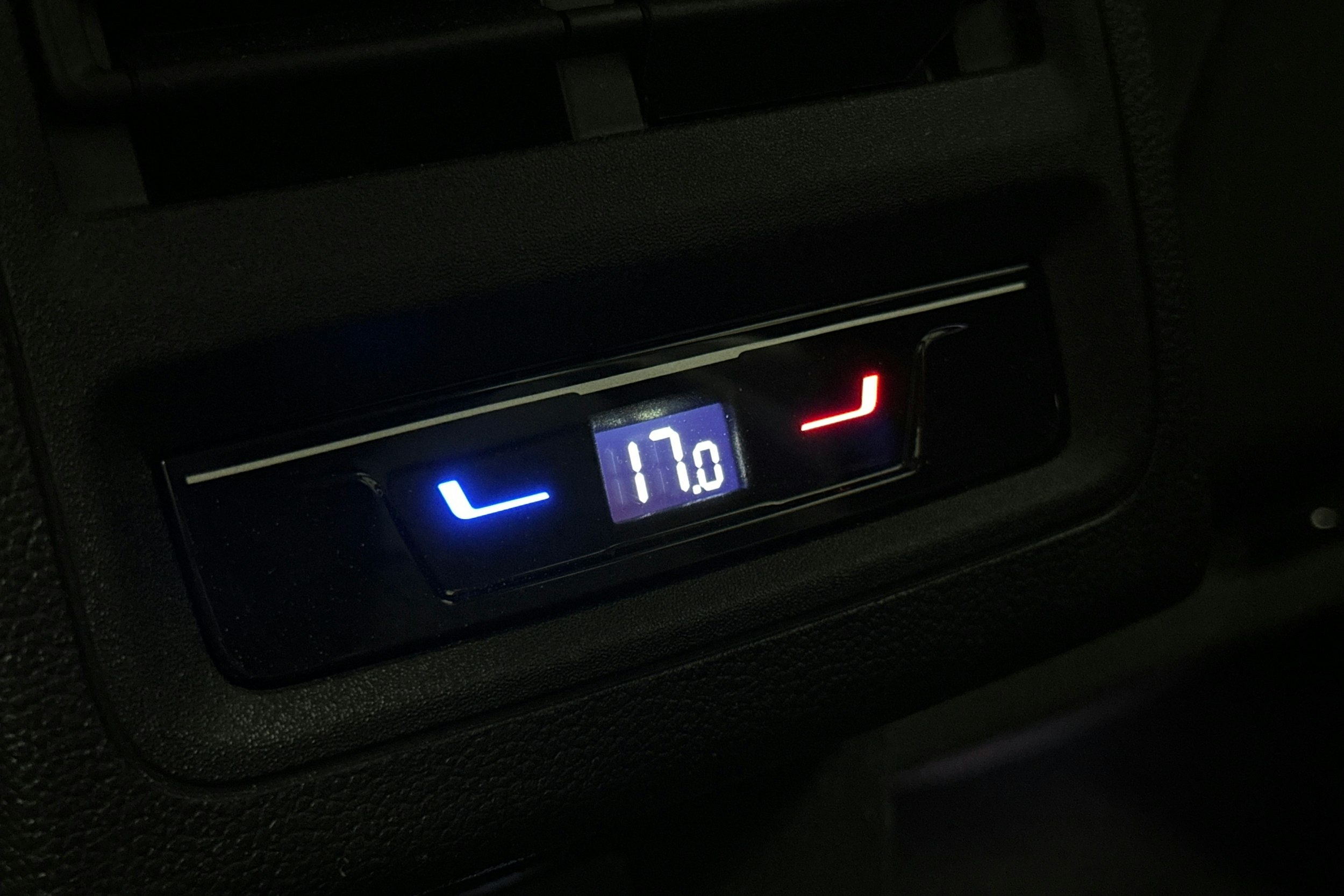 musta Volkswagen Golf 2025 kuva 16.