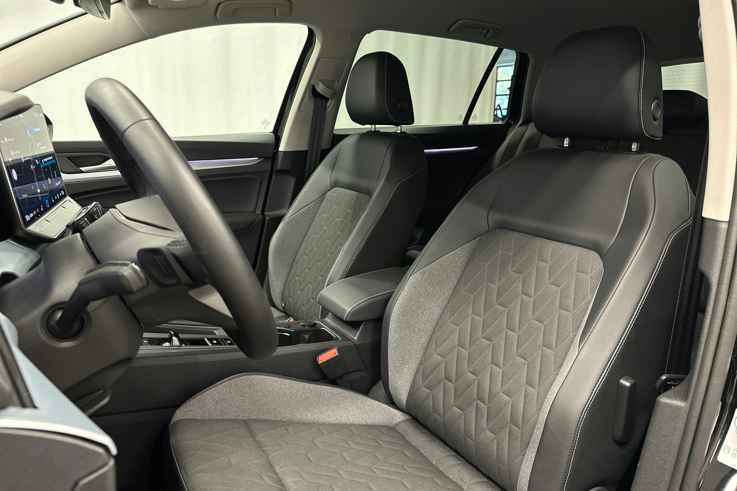 musta Volkswagen Golf 2025 kuva 17.