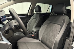 musta Volkswagen Golf 2025 kuva 17.