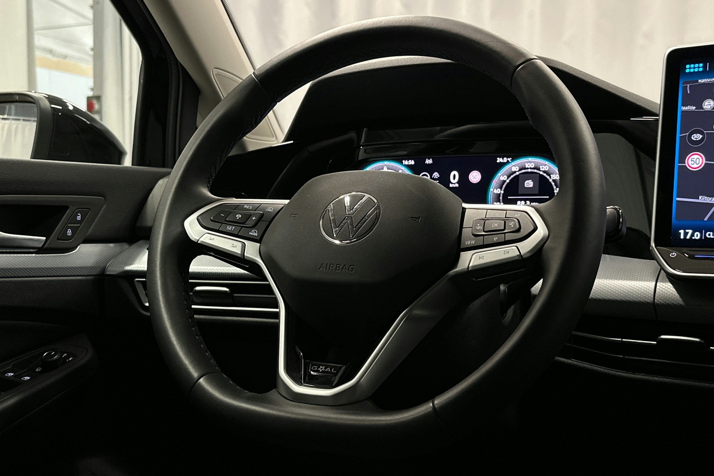 musta Volkswagen Golf 2025 kuva 18.