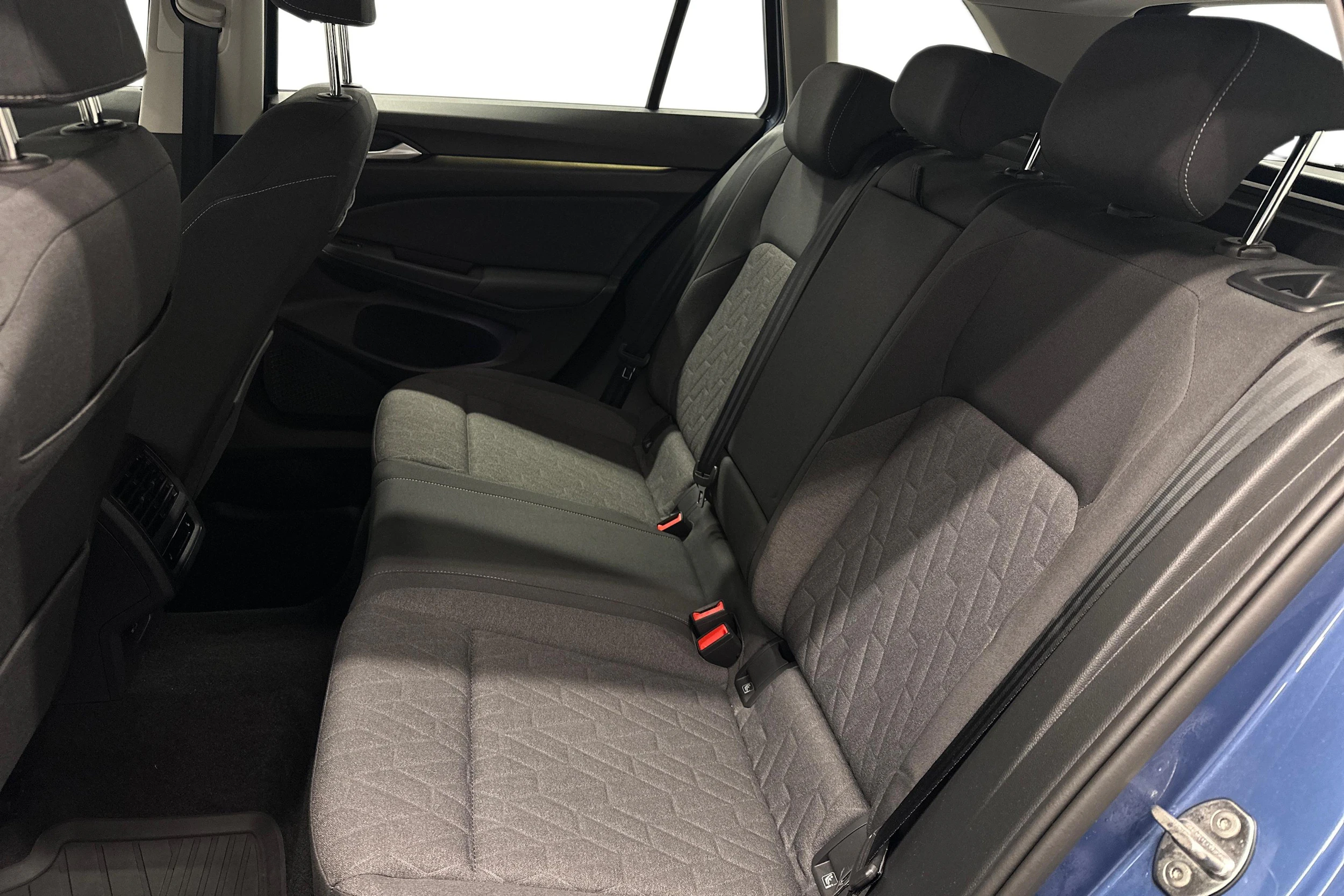 sininen Volkswagen Golf 2025 kuva 8.