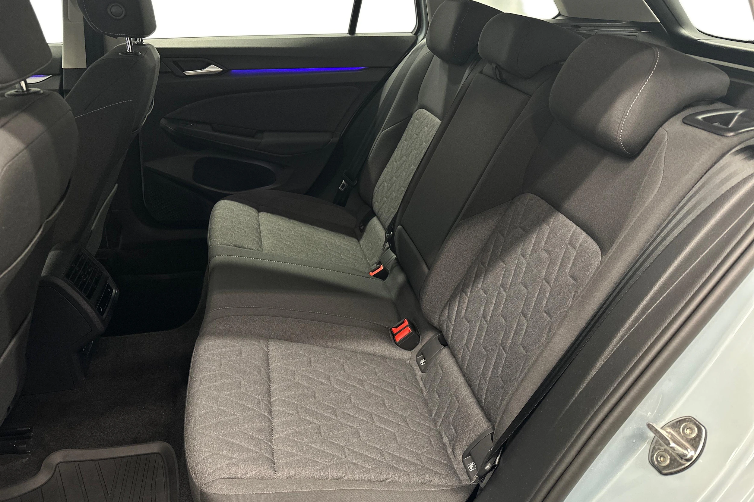 sininen Volkswagen Golf 2025 kuva 8.