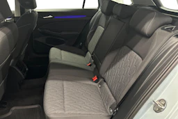 sininen Volkswagen Golf 2025 kuva 8.
