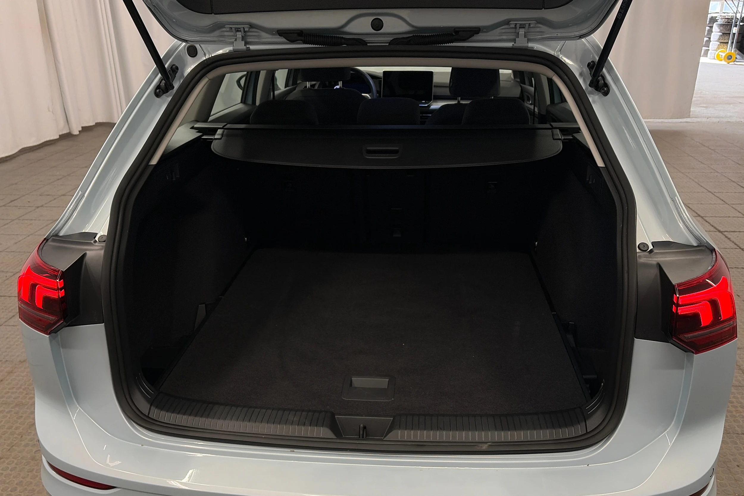 sininen Volkswagen Golf 2025 kuva 11.