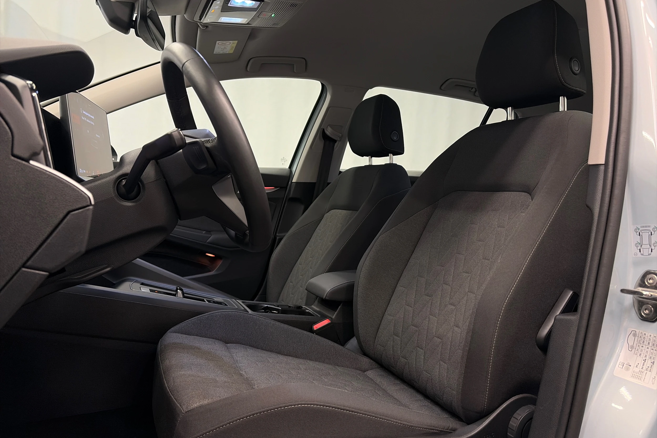 sininen Volkswagen Golf 2025 kuva 13.