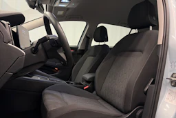 sininen Volkswagen Golf 2025 kuva 13.