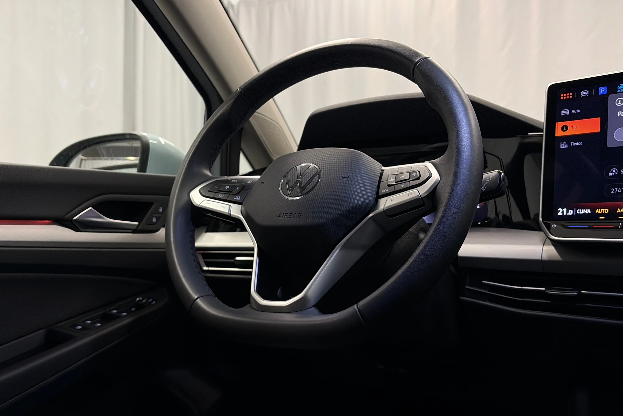 sininen Volkswagen Golf 2025 kuva 14.