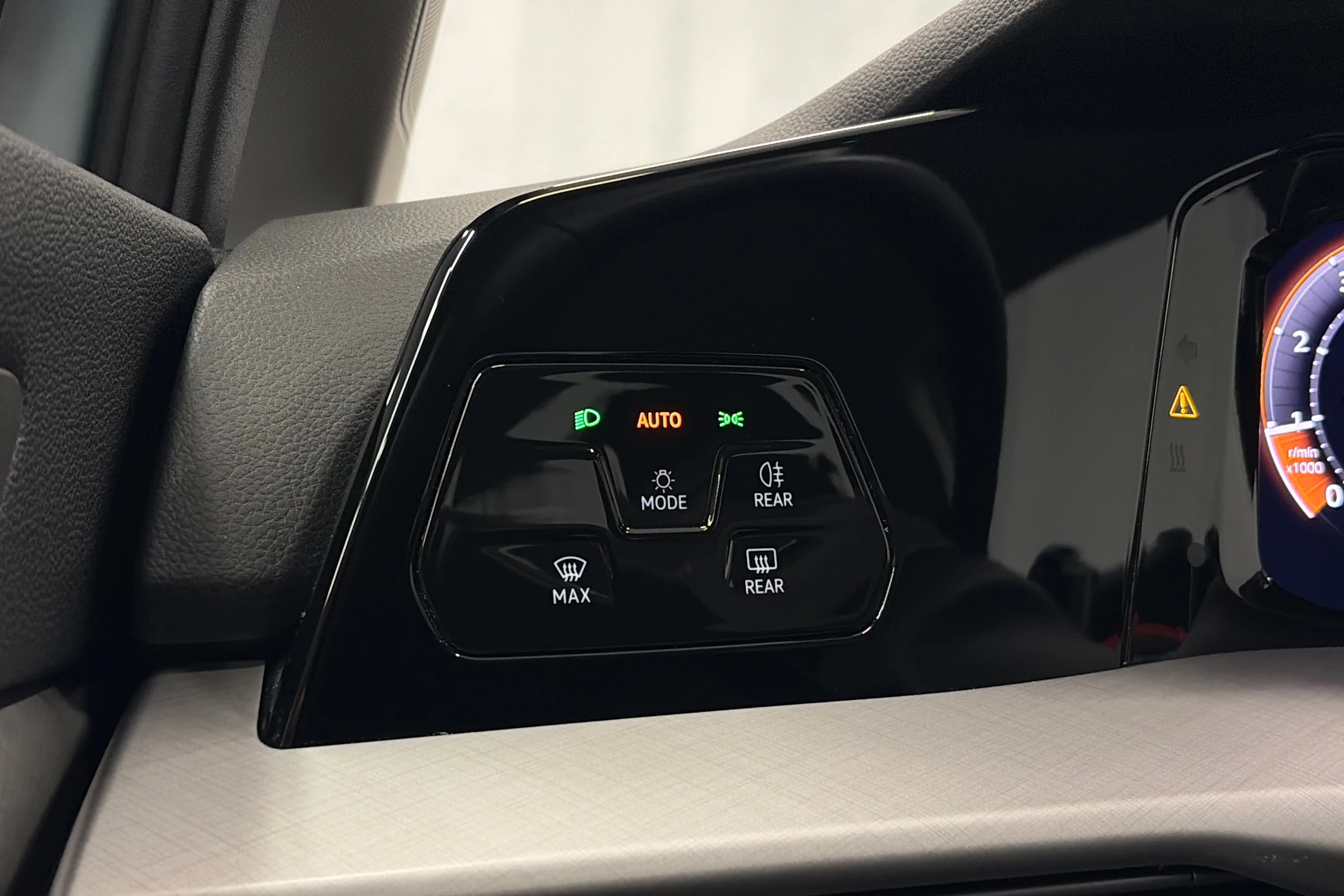 sininen Volkswagen Golf 2025 kuva 18.