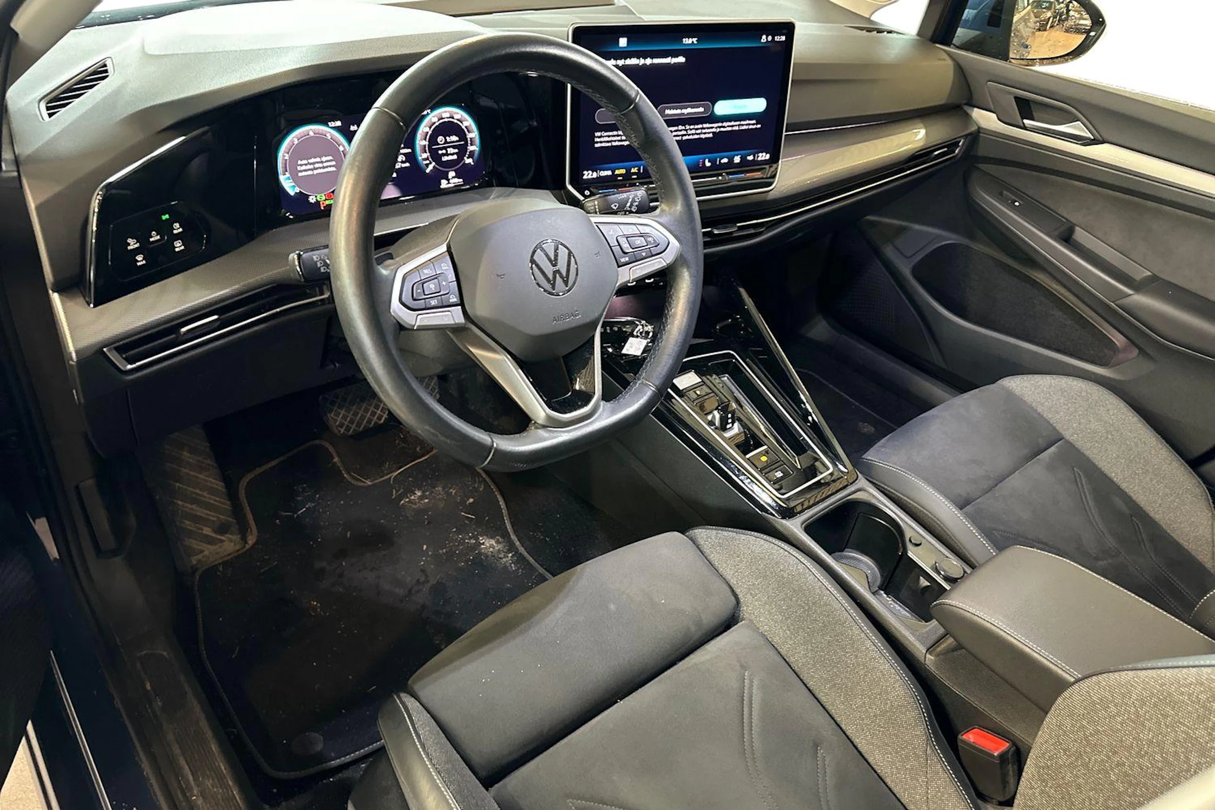 sininen Volkswagen Golf 2025 kuva 3.