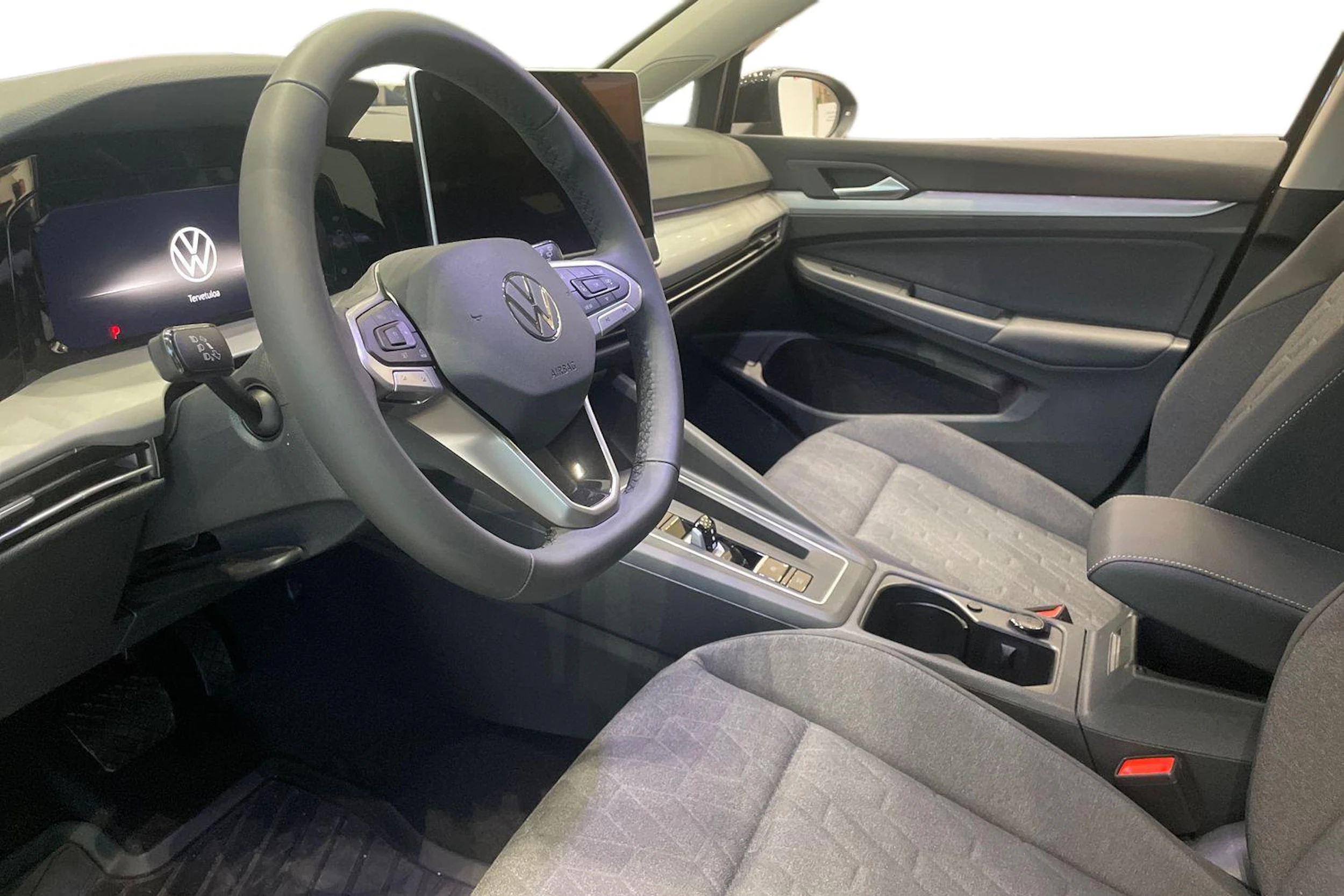 musta Volkswagen Golf 2025 kuva 6.