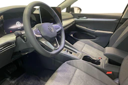 musta Volkswagen Golf 2025 kuva 6.