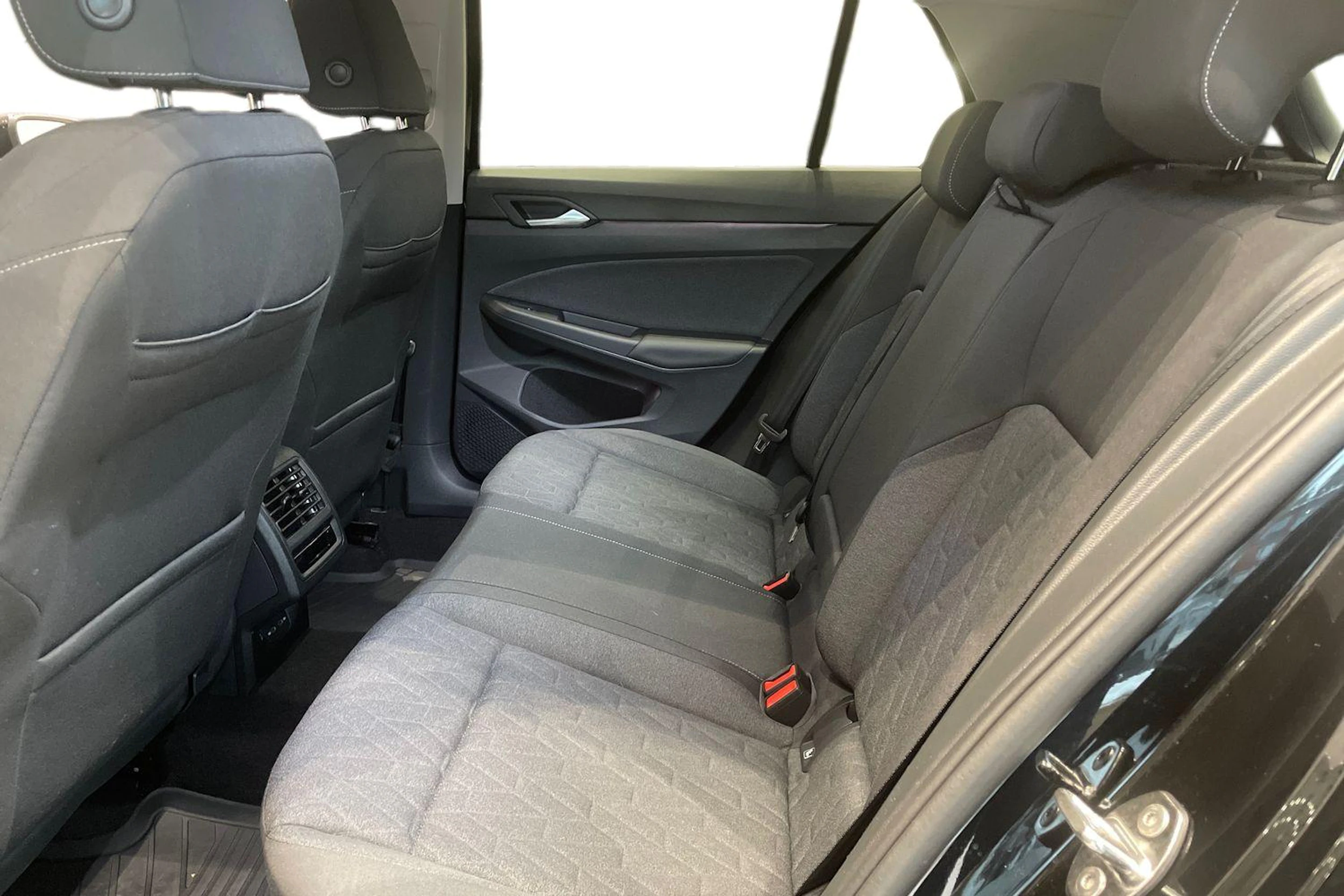 musta Volkswagen Golf 2025 kuva 8.