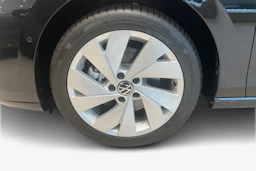 musta Volkswagen Golf 2025 kuva 9.