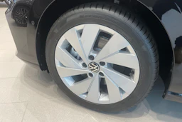 musta Volkswagen Golf 2025 kuva 10.