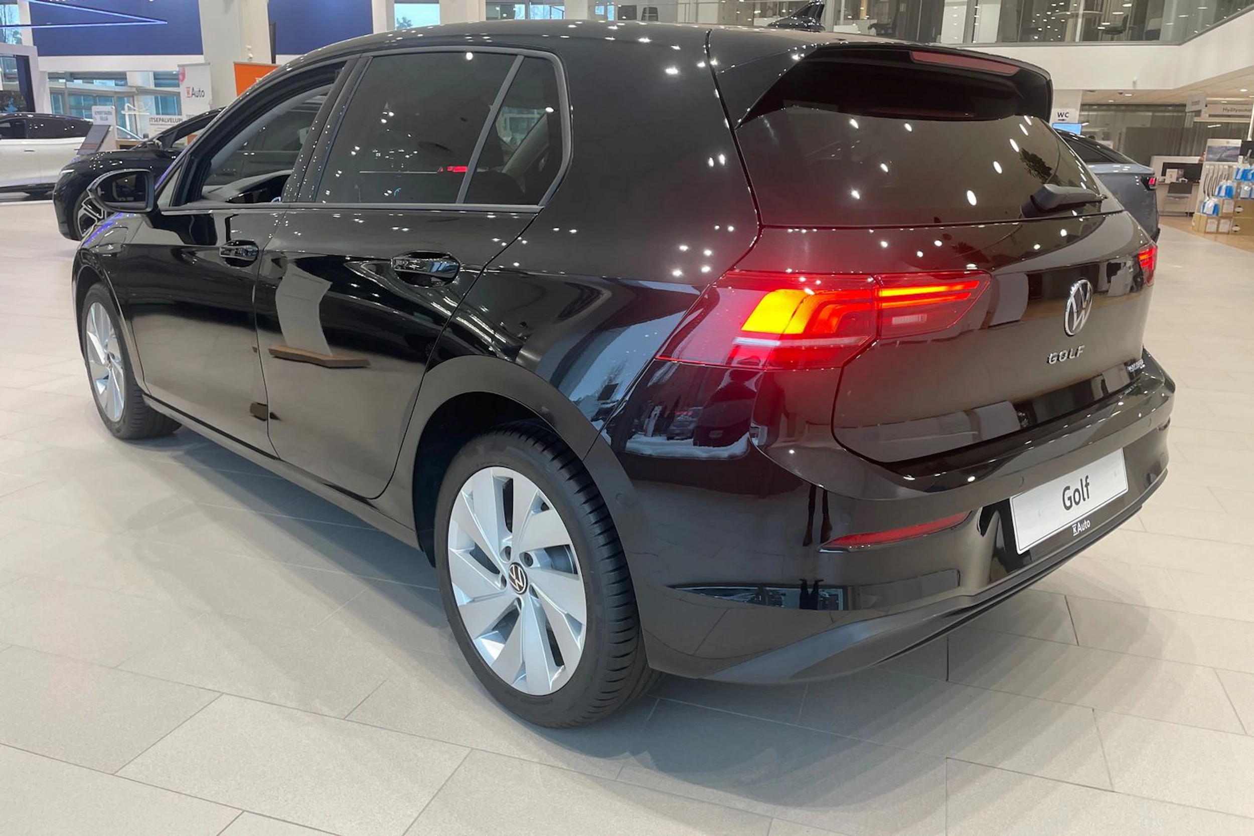 musta Volkswagen Golf 2025 kuva 11.