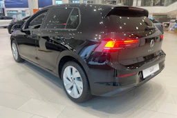 musta Volkswagen Golf 2025 kuva 11.