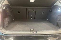 musta Volkswagen Golf 2025 kuva 12.