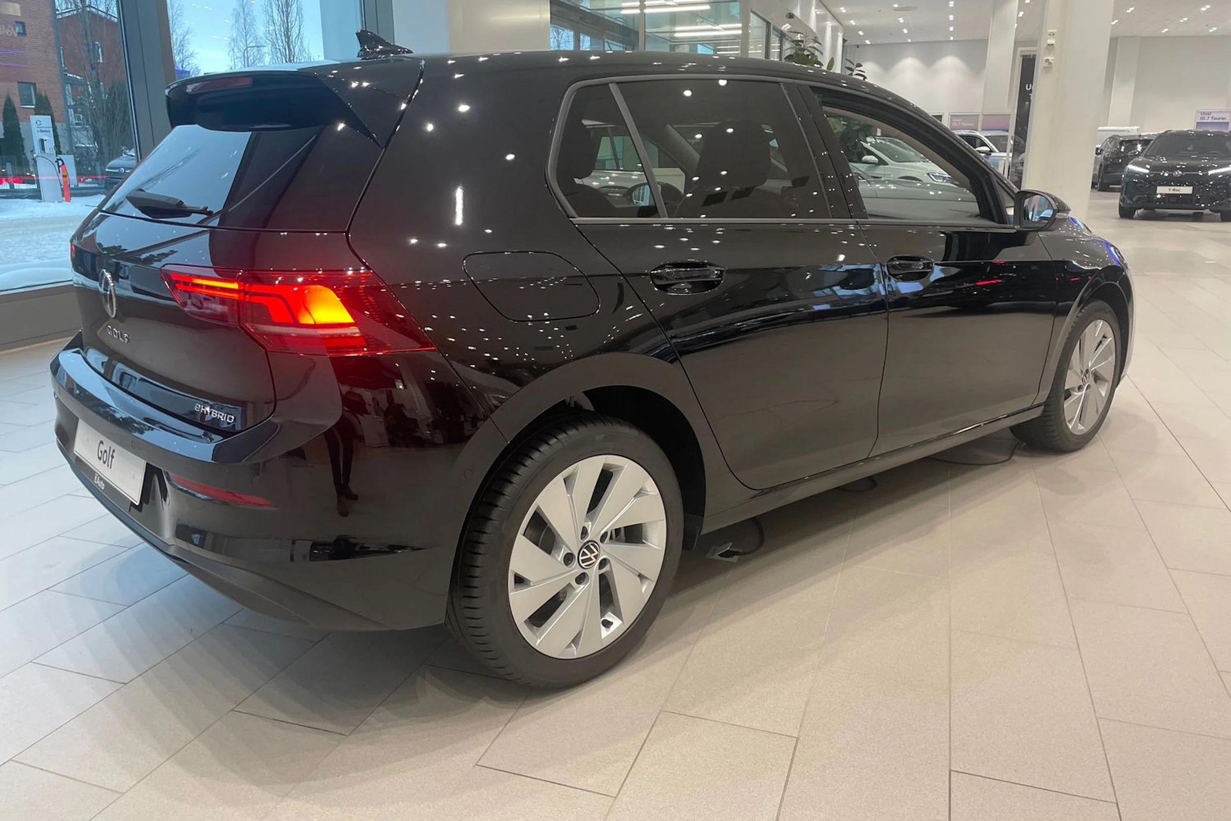 musta Volkswagen Golf 2025 kuva 13.