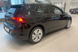 musta Volkswagen Golf 2025 kuva 13.